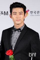 组图：韩孝珠玉泽演等众星亮相釜山电影节蓝毯