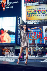 明星爱街拍：张蓝心纽约不惧严寒街拍诠释春装