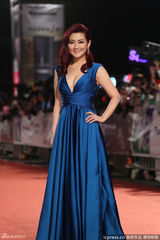 组图：金钟红毯Selina孔雀蓝色长裙酥胸半露