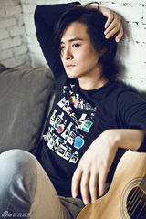 组图：王雨复古写真率性洒脱变谜样熟男