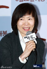 组图：韩国演员朱铉艺秀晶出席电影《偕老》首映