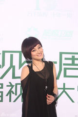 组图：牛丽燕透视装亮相旅游卫视十周年庆典