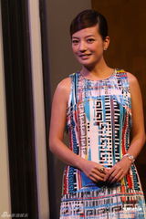 组图：赵薇助阵品牌新店开业 短裙绚丽温柔大方