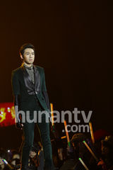 高清图：俞灏明湖南跨年夜复出献唱 表情坚毅