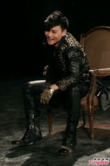 组图：张晋凭《宗师》涨人气 拍首支单曲MV