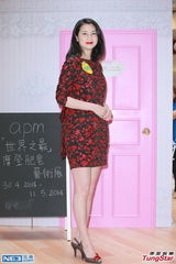 组图：洪欣出席艺术展红裙动人 现场示范手工