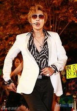 组图：少女时代金贤重等亮相颁奖礼 车胜元获大奖