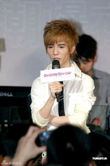 幻灯：“青春万岁”潮爆夜 李宇春曾轶可郭敬明助阵