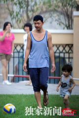 组图：董洁潘粤明昔日羡煞旁人的恩爱瞬间