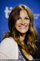 组图：《八月》记者会 朱莉娅-罗伯茨大笑谈片露乳沟