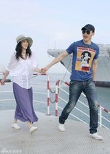 组图：董璇高云翔海边漫步甜蜜养眼