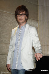 组图：周传雄发片温岚现身 送铁塔面包寓意深长