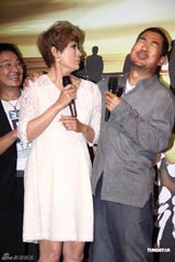 组图：张国立宣传《原乡》 与女演员避嫌