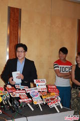 组图：霍启刚发布会感谢媒体 当场派300元红包