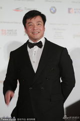 组图：导演唐季礼黑西装低调亮相 绅士风度十足