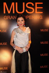 组图：刘嘉玲开夜店众明星捧场