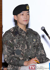 组图：韩星Rain英气出席2012服役光荣世家颁奖盛典