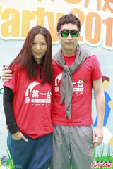 组图：马浚伟滕丽名出席慈善活动学做健身操