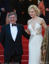 组图：戛纳评审团红毯集体合影 群星闪耀