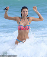 组图：巴西超模茱莉亚挺胸战海浪 尴尬不停乔衣