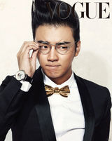 组图：“面包王”尹时允拍大片 烟熏妆时尚另类