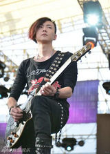 组图：黄义达将发新碟 热唱草莓音乐节