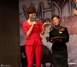 组图：李宇春红装现身宣布将开唱 拒细谈新唱片