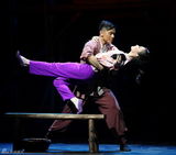 幻灯图：《铁道游击队》成舞剧 “打票车”像动作片