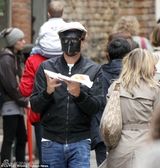 组图：莱昂纳多变铁面人 外戴墨镜艰难吃披萨