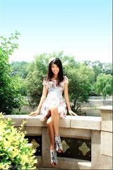 组图：李凤鸣欧美风格写真 打造夏日森林系主题