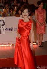 组图：台湾演员夏台凤一袭拖地红裙亮相红毯