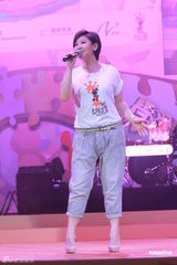 组图：李克勤郑欣宜开唱 鼓励年青人追梦