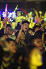 组图：汪峰演唱会深情表白 章子怡台下感动拭泪