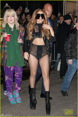 组图：Gaga巨型墨镜遮面 穿透视装见肉色丁字裤