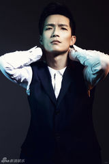 组图：陈楚生登杂志封面 展摇滚型男魅力