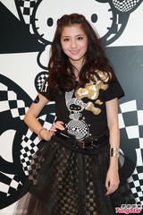 组图：吴千语甜笑认峰嫂 旅行未与林峰同房