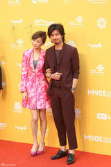 组图：陈柏霖亮相北影节 长发蓄须造型帅酷迷人