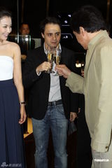 高清组图：刘涛秀白皙香肩 和成龙、F1车手同台