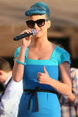 组图：凯蒂佩里蓝发爆乳似芭比 斗鸡眼表情鬼马