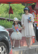 组图：王菲李亚鹏携女视察嫣然天使儿童医院