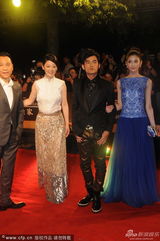 组图：周杰伦搂杰女郎帅气亮相上海电影节红毯