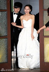 组图：韩星姜成妍与钢琴家金佳温婚礼发布会