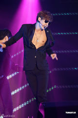 组图：金贤重开唱露胸耍性感 与gaga撞期仍火爆