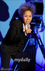 组图：Rain服军役期间奉命演出 不穿军装穿正装