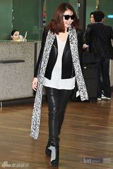 组图：宋承宪韩孝珠亮相机场 将出席MAMA颁奖礼