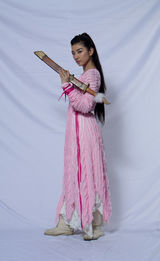 组图：黄奕《财神客栈》曝萌照 披剑演侠女也疯狂