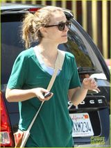 组图：波特曼穿绿衫抱子出街 小家伙拿水壶卖萌