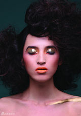 组图：黄小戈新年大片曝光 眼波流转魅惑绽放