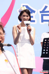 组图：林志玲紧身护士装秀身材 否认任唱歌评委