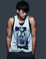 幻灯图：何润东写真秀肌肉线条 自喻吕布很单纯